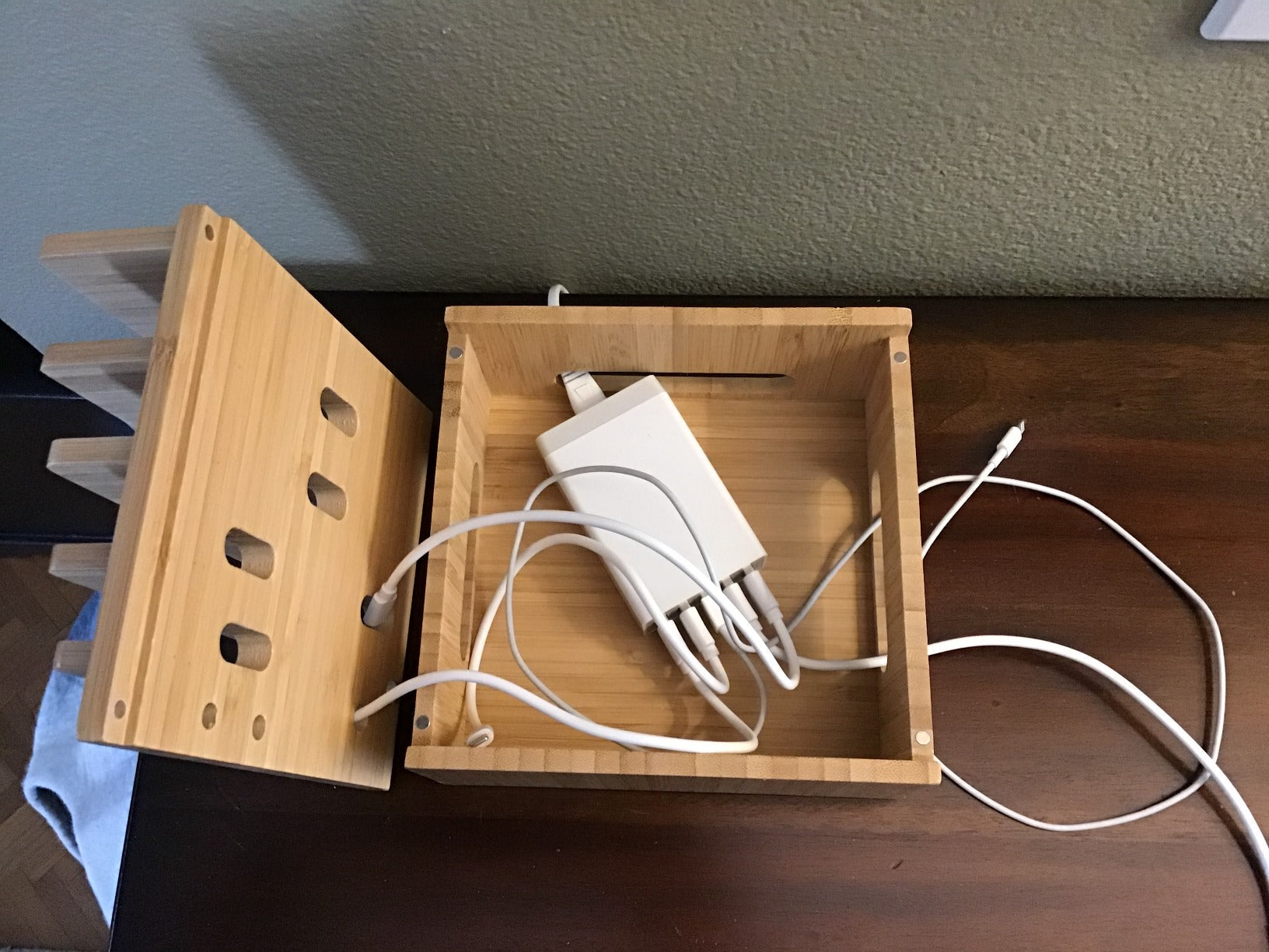 Tekavo™ |  ChargeDock Ladestation aus Bambus | 5-Port USB & Organizer | Für Smartphone, Tablet & Smartwatch | Inkl. Kabelset
