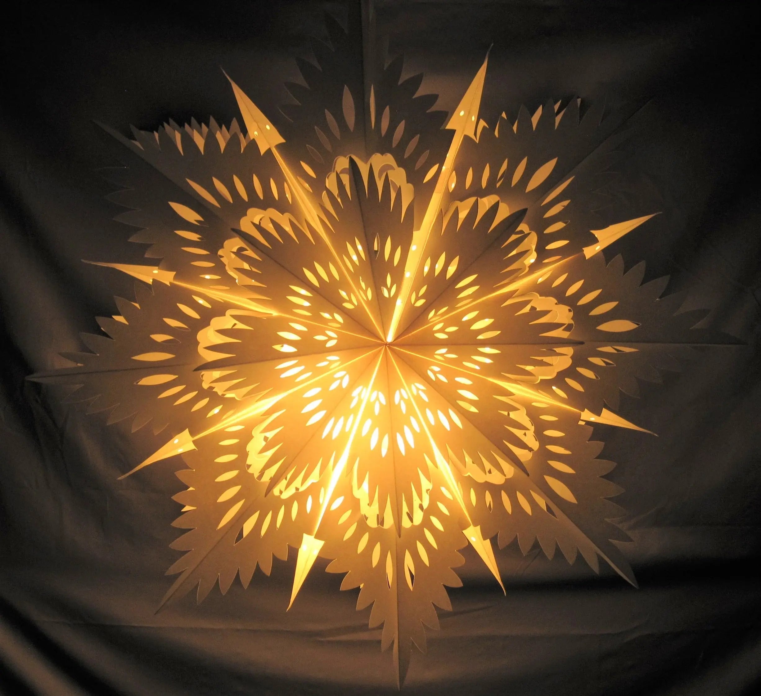 SchneeflockenLaterne™ |Weihnachtslaterne – Elegantes Licht für Winterabende