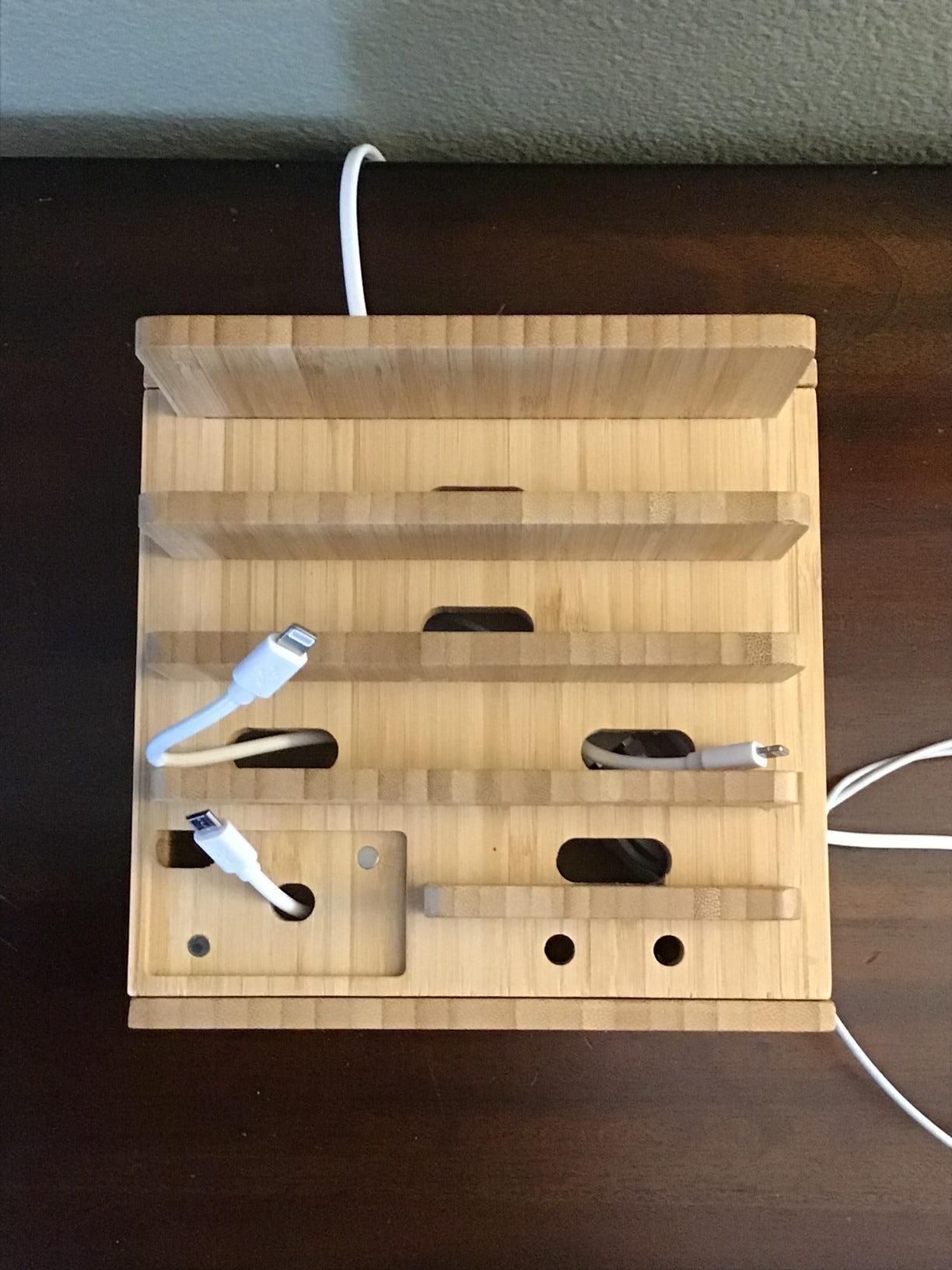 Tekavo™ |  ChargeDock Ladestation aus Bambus | 5-Port USB & Organizer | Für Smartphone, Tablet & Smartwatch | Inkl. Kabelset