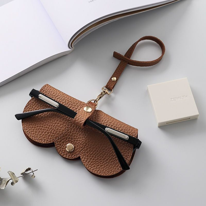 1+1 Gratis! | SleekLens™ | Brillenetui aus weichem Leder | Schützend. Stylisch. Tragbar