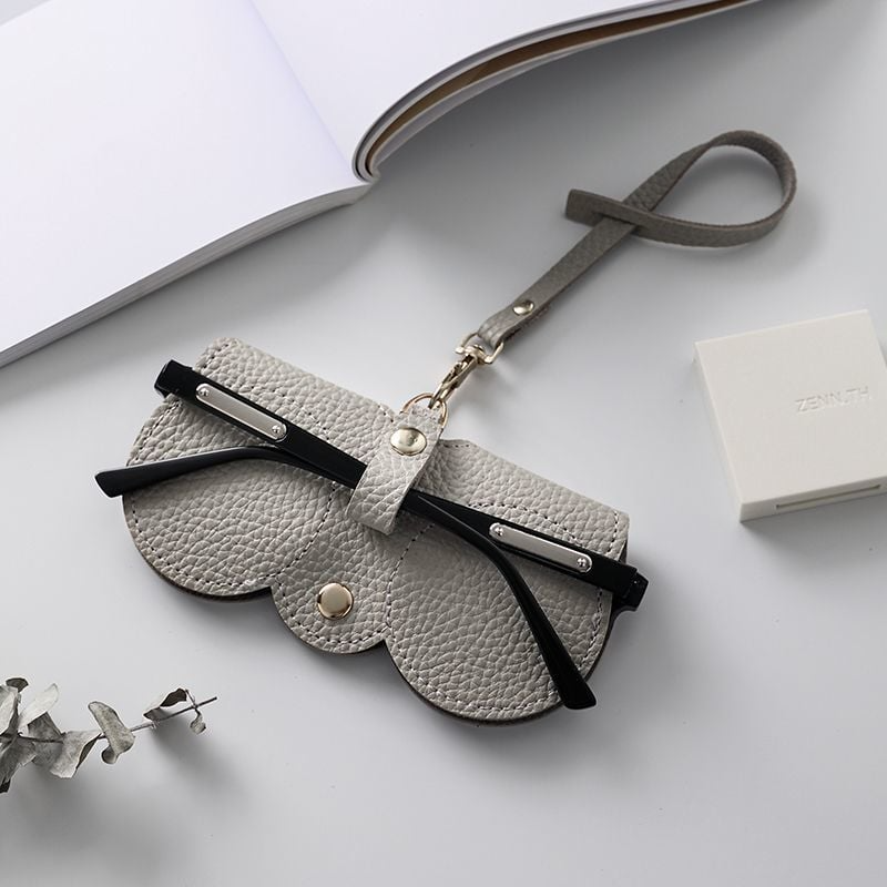 1+1 Gratis! | SleekLens™ | Brillenetui aus weichem Leder | Schützend. Stylisch. Tragbar