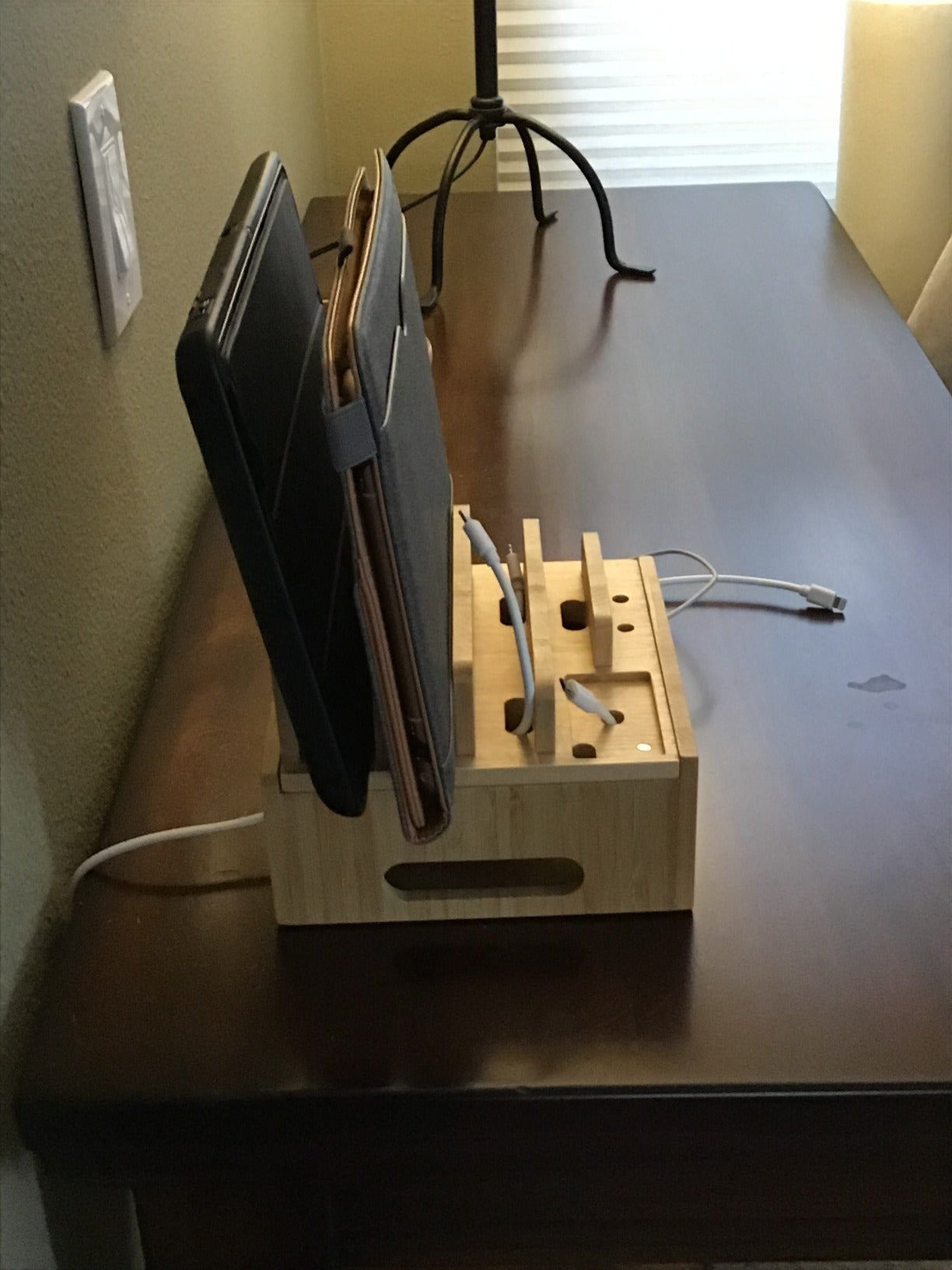Tekavo™ |  ChargeDock Ladestation aus Bambus | 5-Port USB & Organizer | Für Smartphone, Tablet & Smartwatch | Inkl. Kabelset