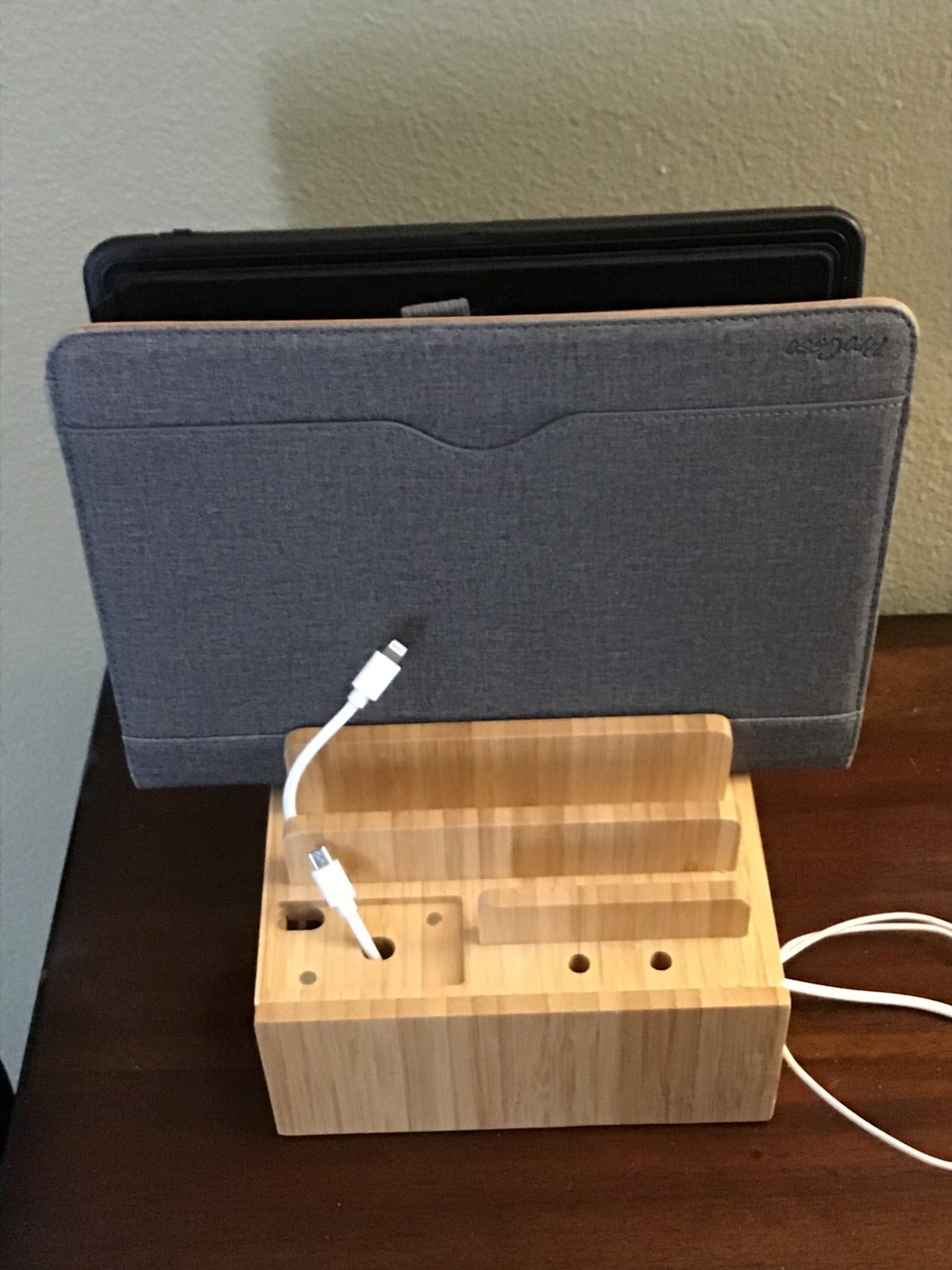 Tekavo™ |  ChargeDock Ladestation aus Bambus | 5-Port USB & Organizer | Für Smartphone, Tablet & Smartwatch | Inkl. Kabelset